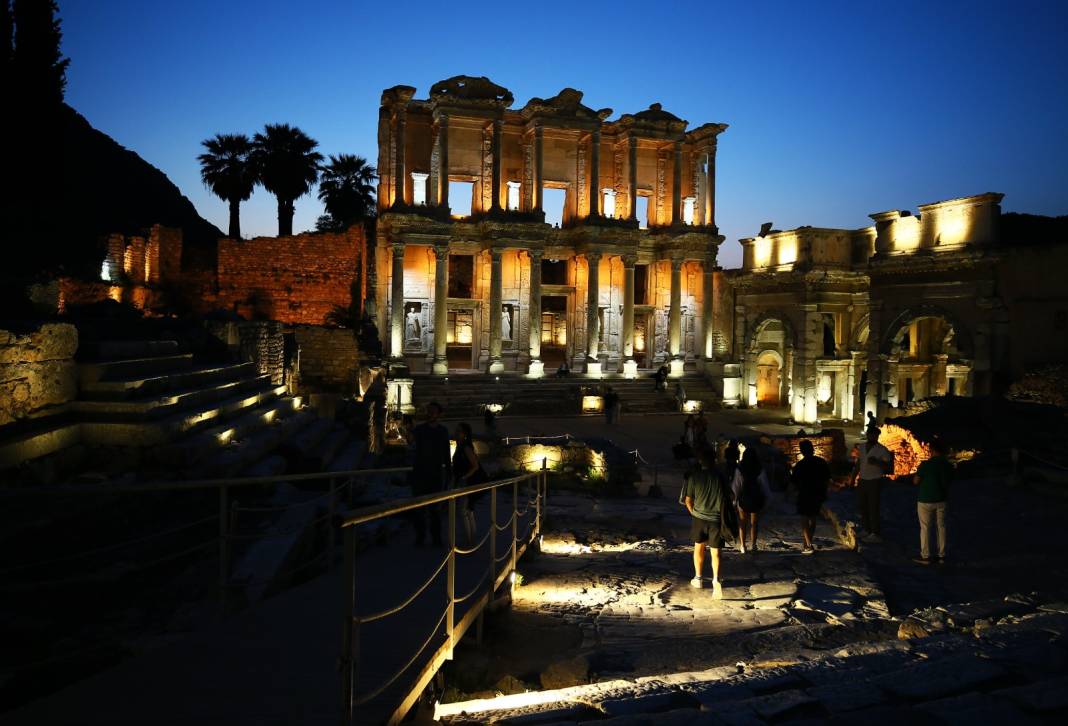 Gece Müzeciliği Uygulaması Başlatılan Efes, Güneş Battıktan Sonra Da Muhteşem Görünüyor 1